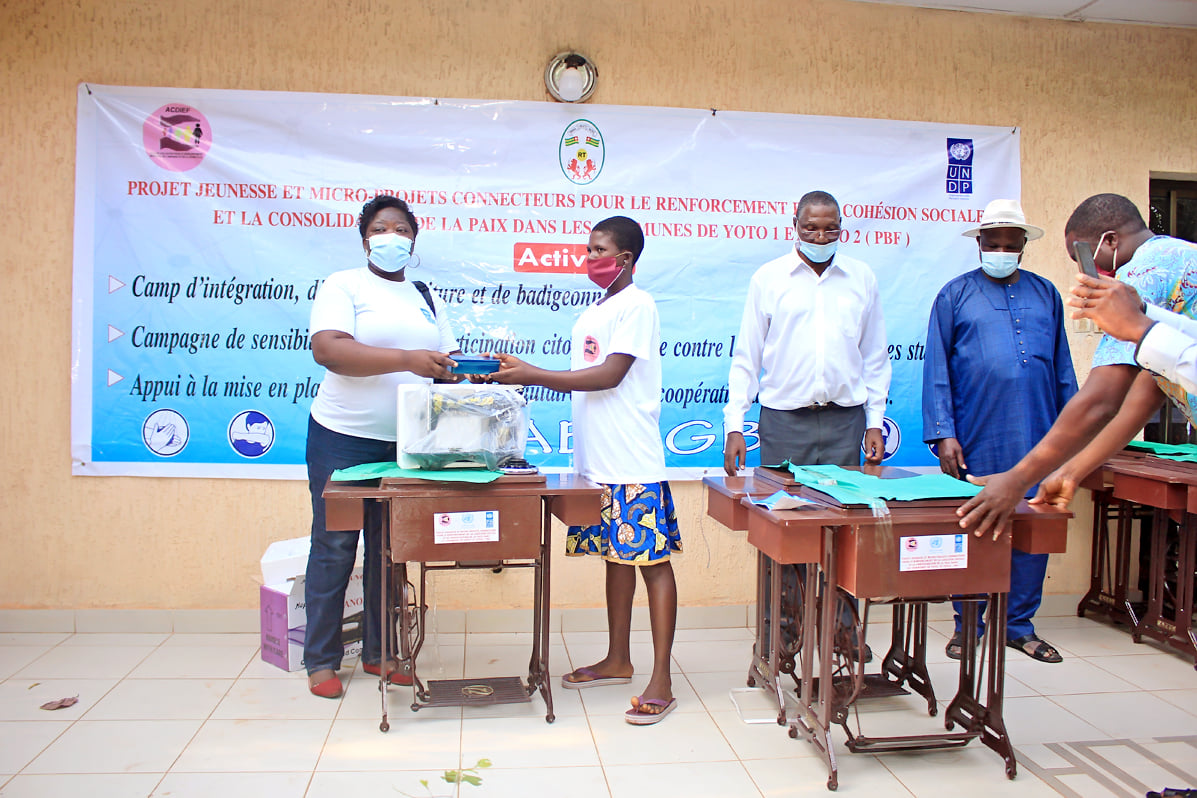 REMISE DES DONS AUX JEUNES PARTICIPANTS AU CAMP D'INTEGRATION